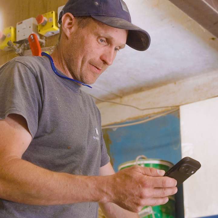 Nathan submits his MTD quarterly update on his mobile phone.